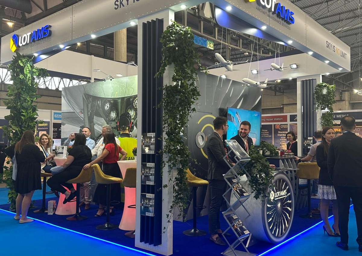Eskadra - Organizacja stoiska promocyjnego na targach MRO Europe w Barcelonie - LOT AMS (Aircraft Maintenance Services)
